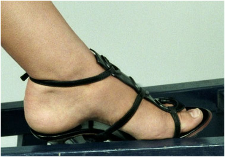 Veja os lindos pés da atriz Keira Knightley. 