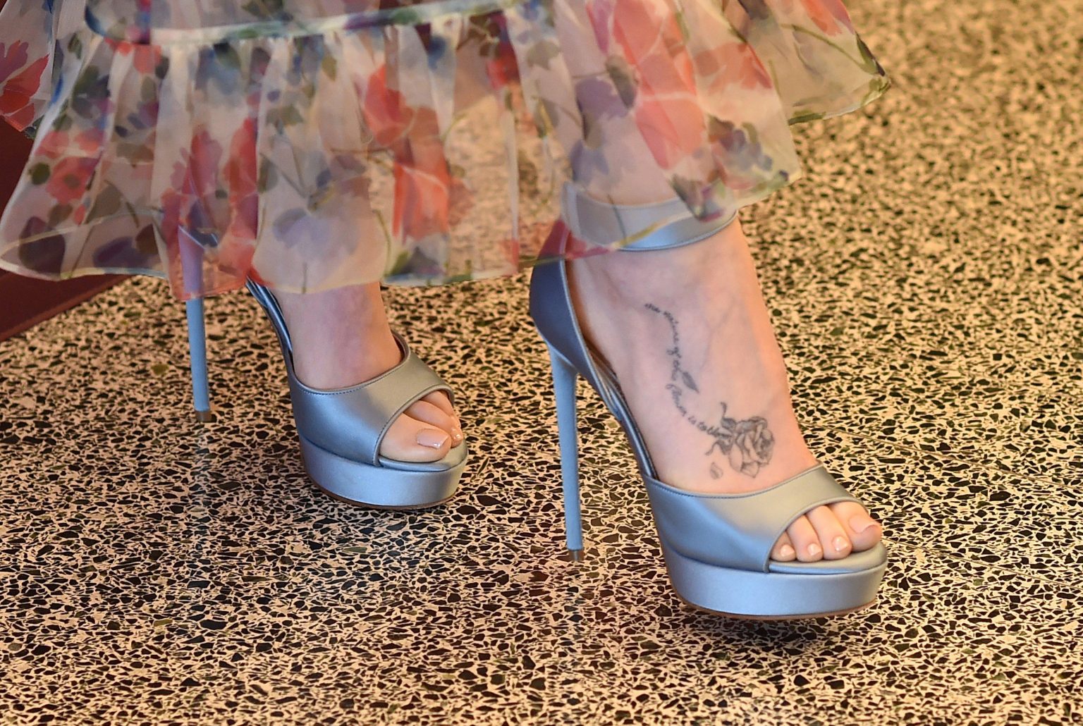 Veja os lindos pés da atriz Lily Collins. 