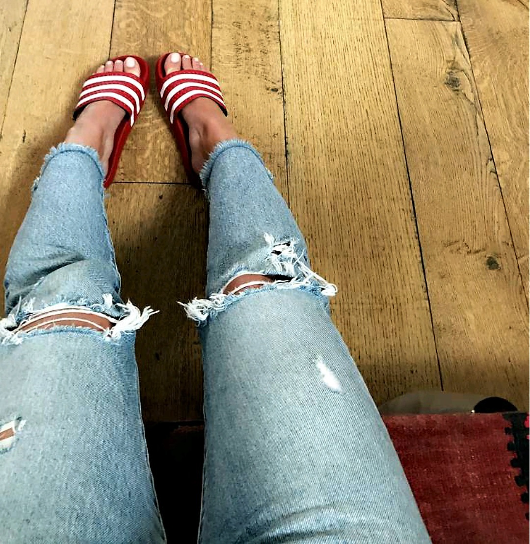 Veja os lindos pés da atriz Hilary Duff. 