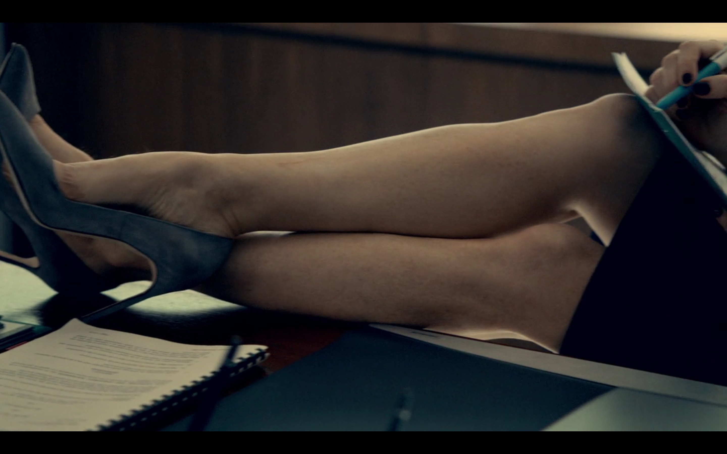 Veja os pés e as solinhas gostosas da atriz Sarah Rafferty. 